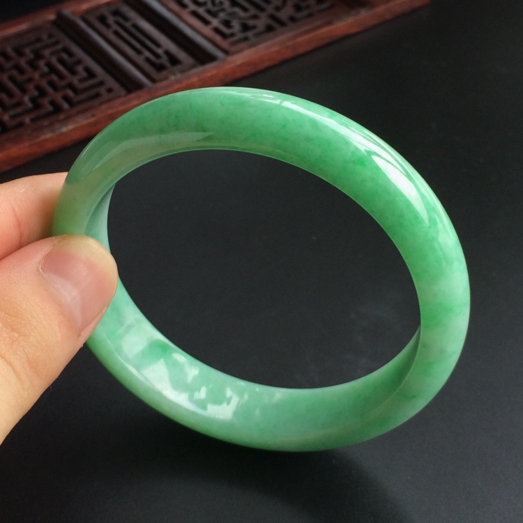 (超值推荐)糯冰种晴水略飘翠手镯(56.8mm)