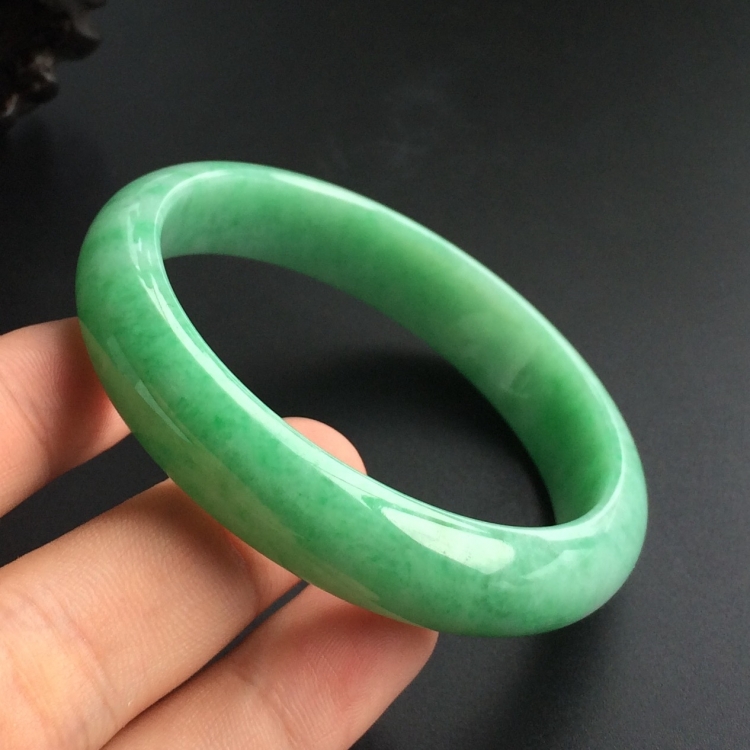 (超值推荐)糯冰种晴水略飘翠手镯(56.8mm)