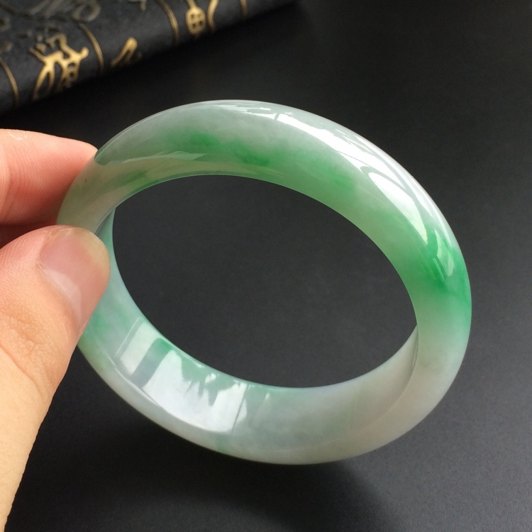 (超值推荐)糯冰种飘翠手镯(54mm)