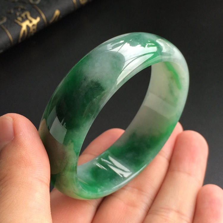 (超值推荐)糯冰种飘翠贵妃镯(55.7mm-50.4mm)