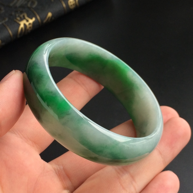 (超值推荐)糯冰种飘翠贵妃镯(55.7mm-50.4mm)
