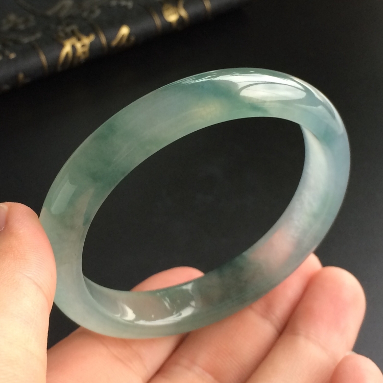(超值推荐)冰种飘花贵妃镯(54.7mm-47.4mm)