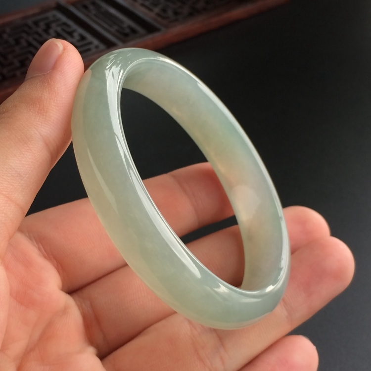 (超值推荐)糯冰种晴水贵妃镯(55.6mm-49.5mm)