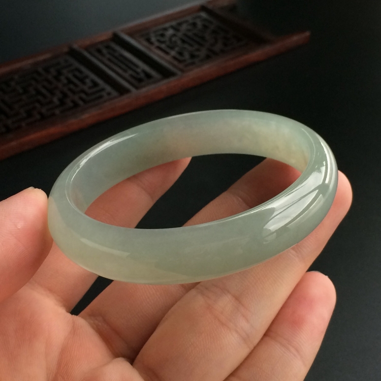 (超值推荐)糯冰种晴水贵妃镯(55.6mm-49.5mm)