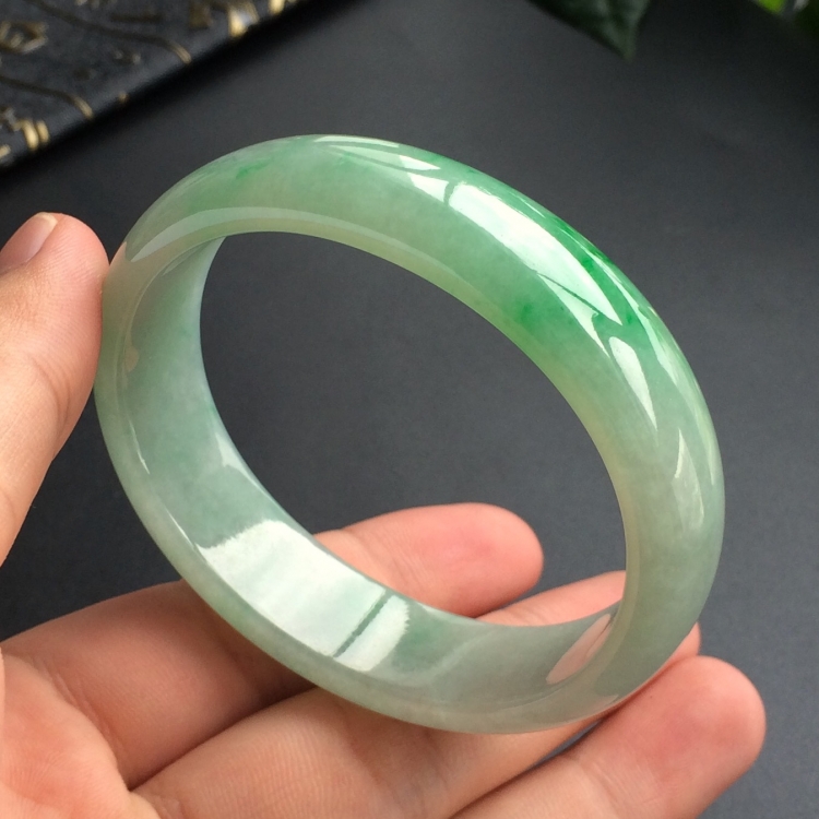 (超值推荐)糯冰种飘翠贵妃镯(56mm-48.3mm)