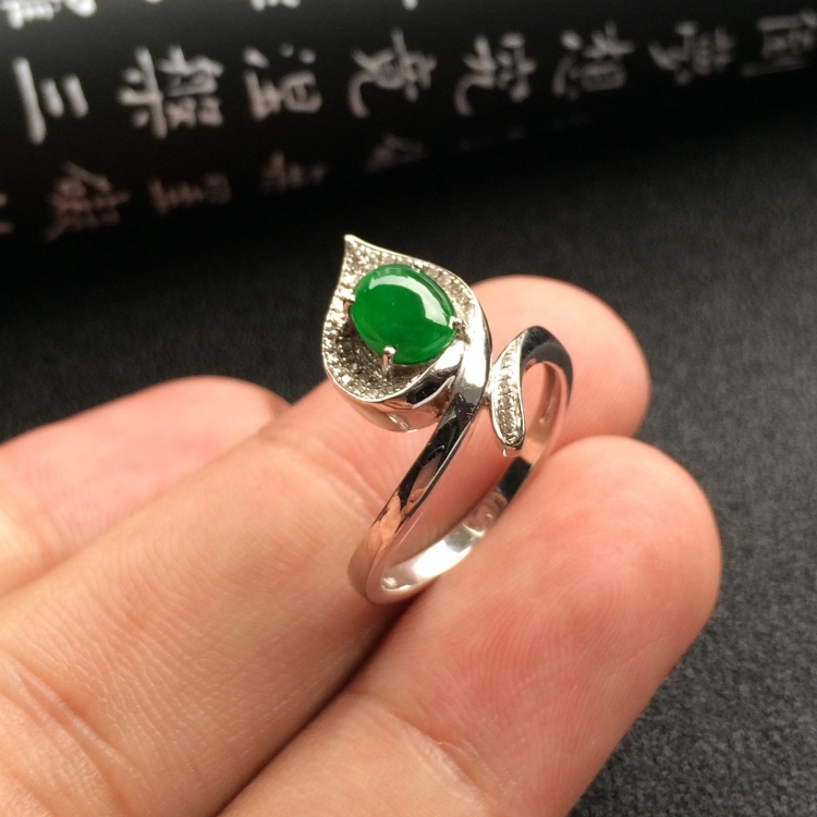 （超值推荐）镶白金钻石糯冰种阳绿戒指