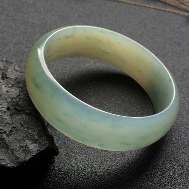 （超值推荐）糯冰种飘花略带黄翡手镯（58.2mm）