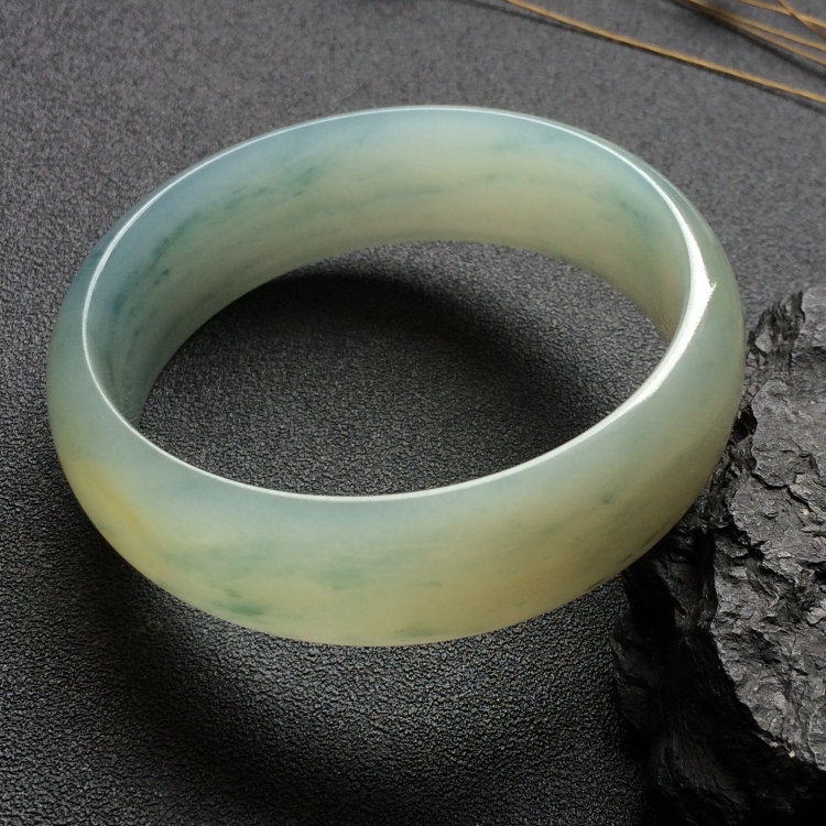 （超值推荐）糯冰种飘花略带黄翡手镯（58.2mm）