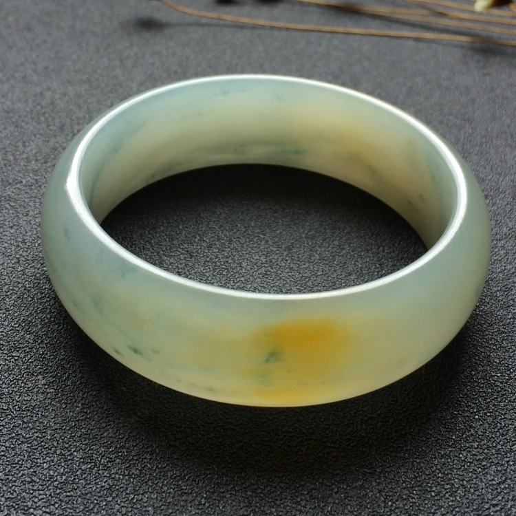 （超值推荐）糯冰种飘花略带黄翡手镯（54.2mm）