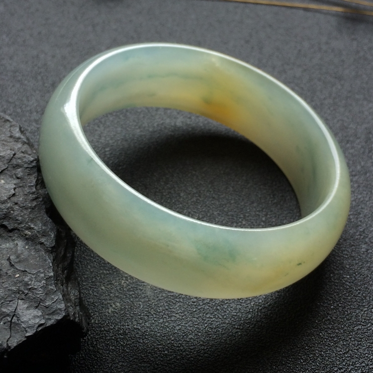 （超值推荐）糯冰种飘花略带黄翡手镯（54.2mm）