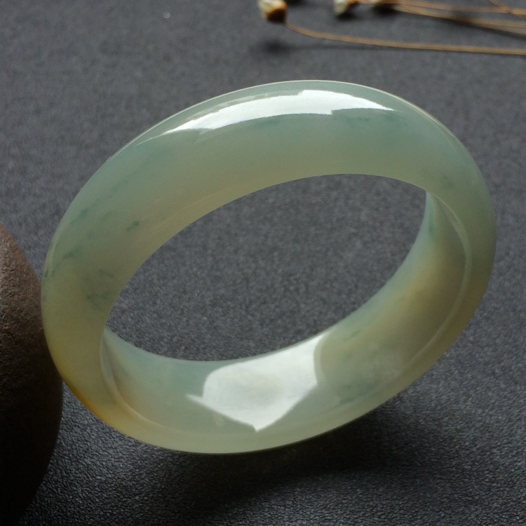 （超值推荐）糯冰种飘花略带黄翡手镯（54.2mm）