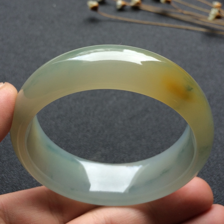 （超值推荐）糯冰种飘花略带黄翡手镯（54.2mm）