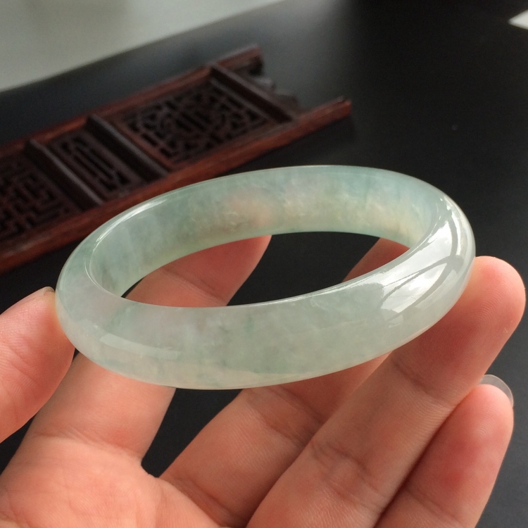 (超值推荐)冰种飘花贵妃镯(56.4mm-49.4mm)