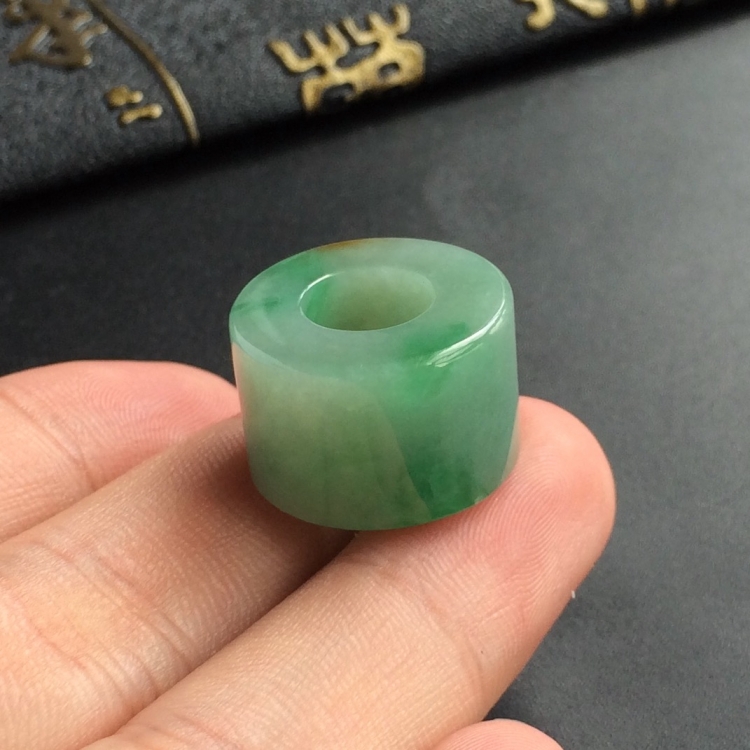 (超值推荐)糯冰种飘翠略带黄翡路路通挂件