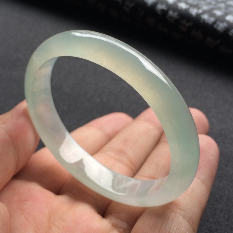 （超值推荐）冰种淡晴水贵妃镯（53.5mm-47mm）