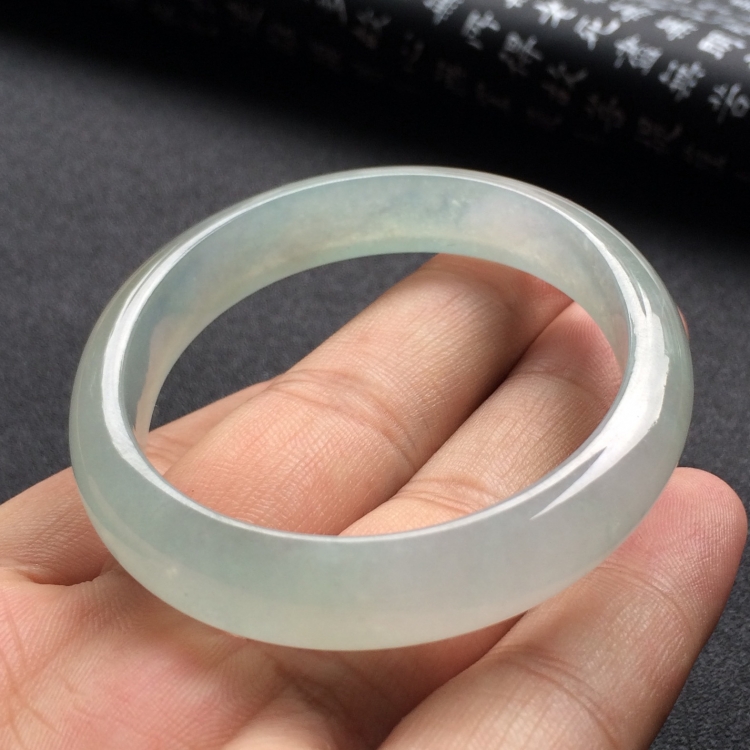 （超值推荐）冰种淡晴水贵妃镯（53.5mm-47mm）