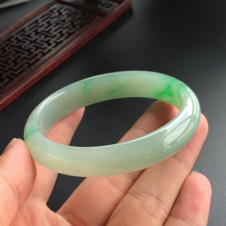 (超值推荐)糯冰种飘翠贵妃镯(57.3mm-49mm)