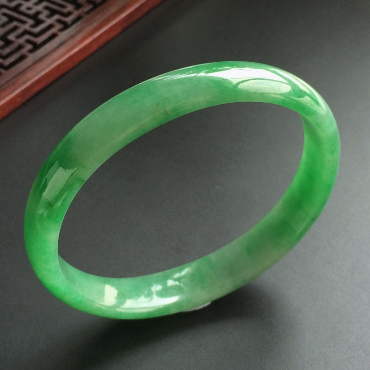 (超值推荐)糯冰种翠色贵妃镯(59.4mm-52.3mm)