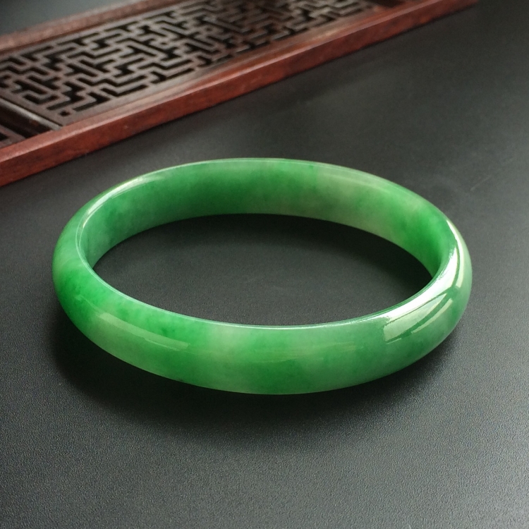 (超值推荐)糯冰种翠色贵妃镯(59.4mm-52.3mm)