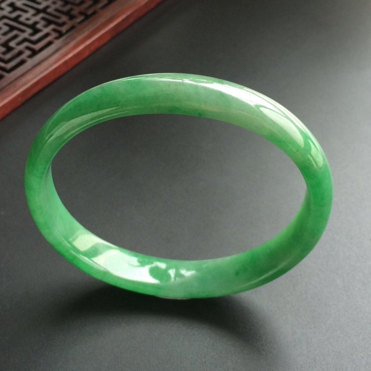 (超值推荐)糯冰种翠色贵妃镯(59.4mm-52.3mm)