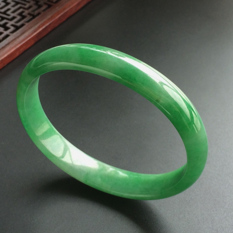 (超值推荐)糯冰种翠色贵妃镯(59.4mm-52.3mm)
