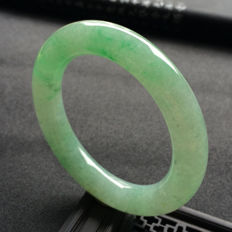 （超值推荐）糯冰种飘翠圆条手镯（56.5mm）