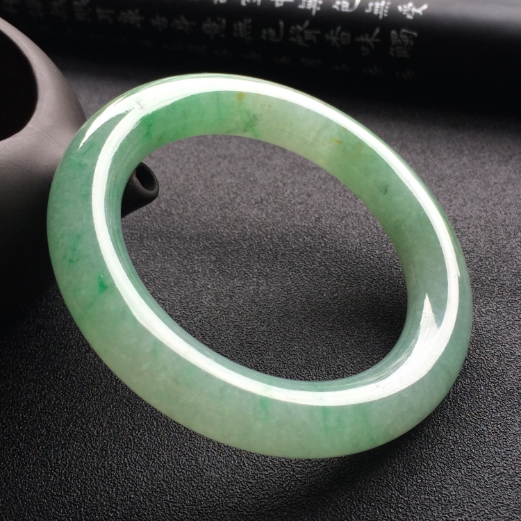 （超值推荐）糯冰种飘翠圆条手镯（56.5mm）