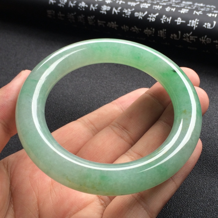 （超值推荐）糯冰种飘翠圆条手镯（56.5mm）