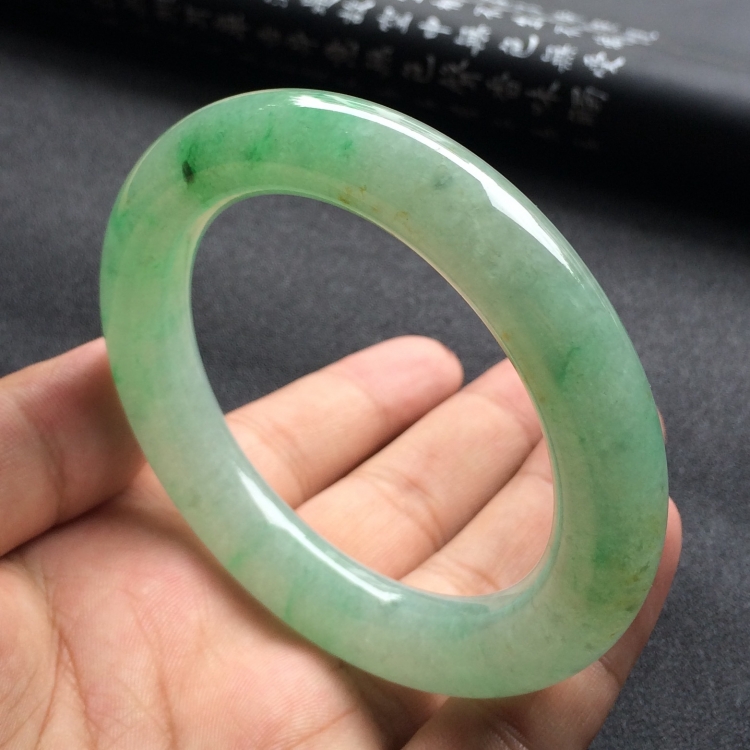 （超值推荐）糯冰种飘翠圆条手镯（56.5mm）