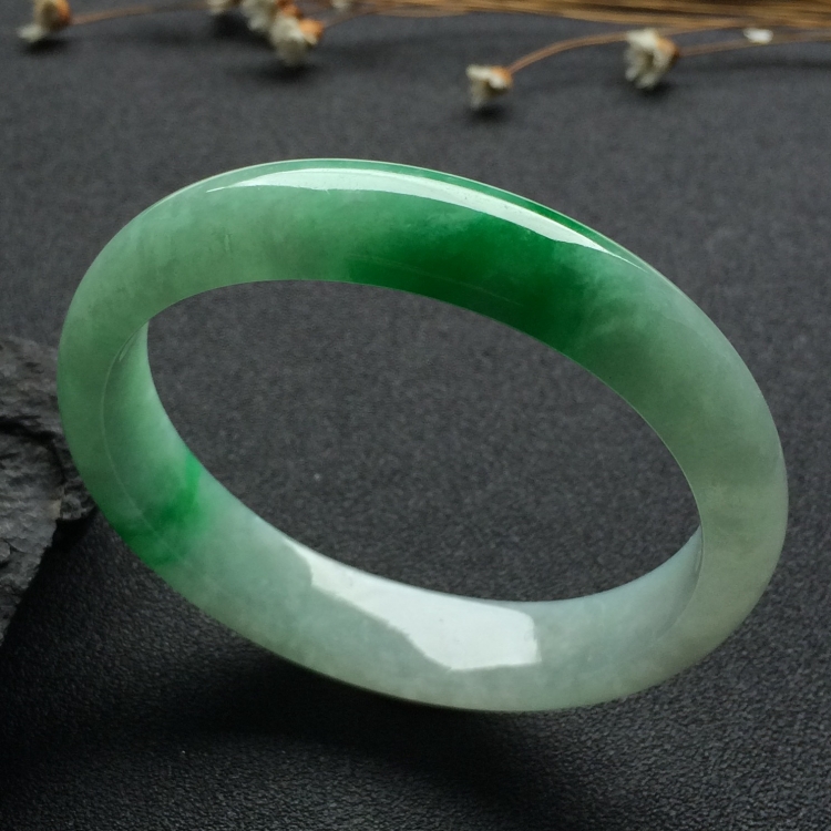 （超值推荐）糯冰种飘阳绿贵妃镯（52.1mm-46.6mm）