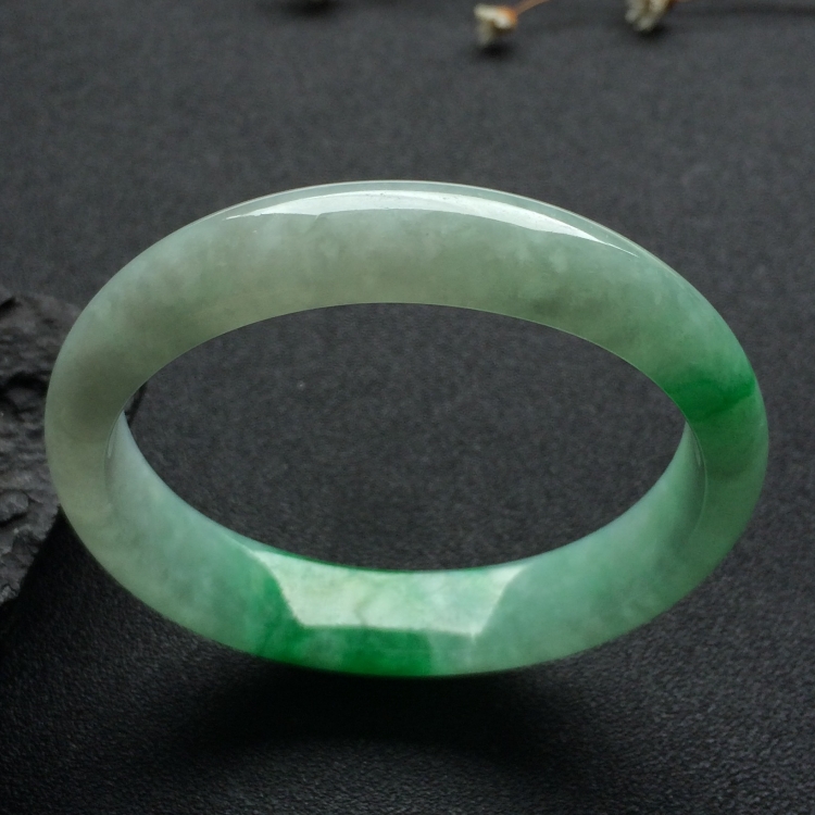 （超值推荐）糯冰种飘阳绿贵妃镯（52.1mm-46.6mm）