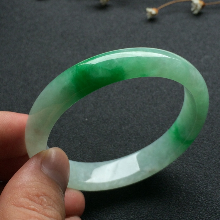 （超值推荐）糯冰种飘阳绿贵妃镯（52.1mm-46.6mm）