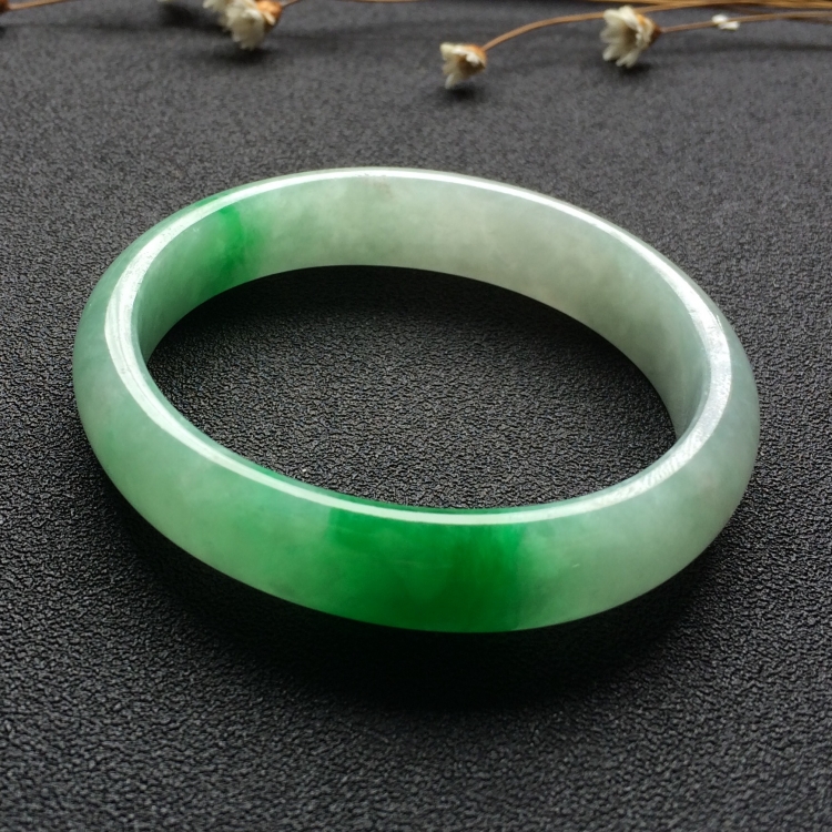 （超值推荐）糯冰种飘阳绿贵妃镯（52.1mm-46.6mm）