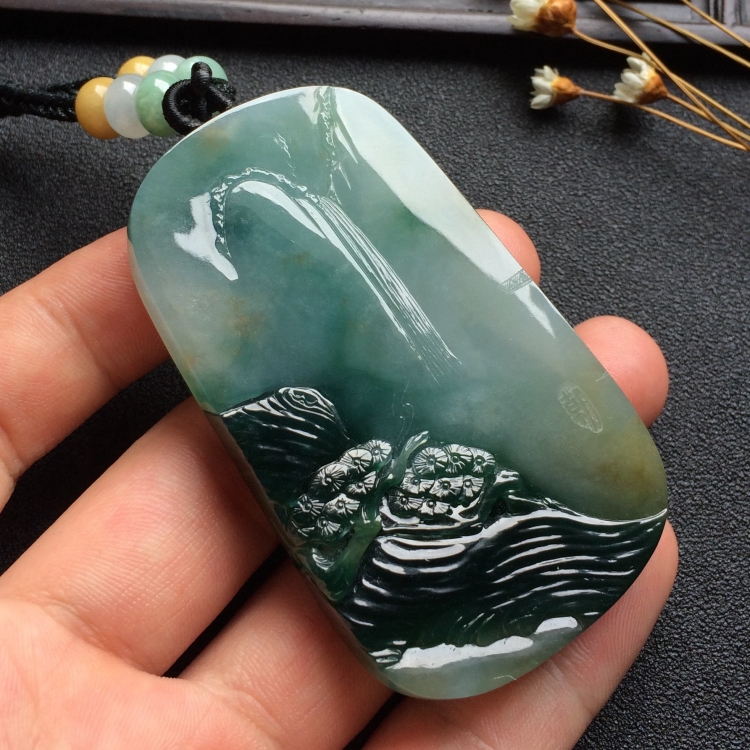 （超值推荐）糯冰种飘花略带黄翡松鹤延年挂件