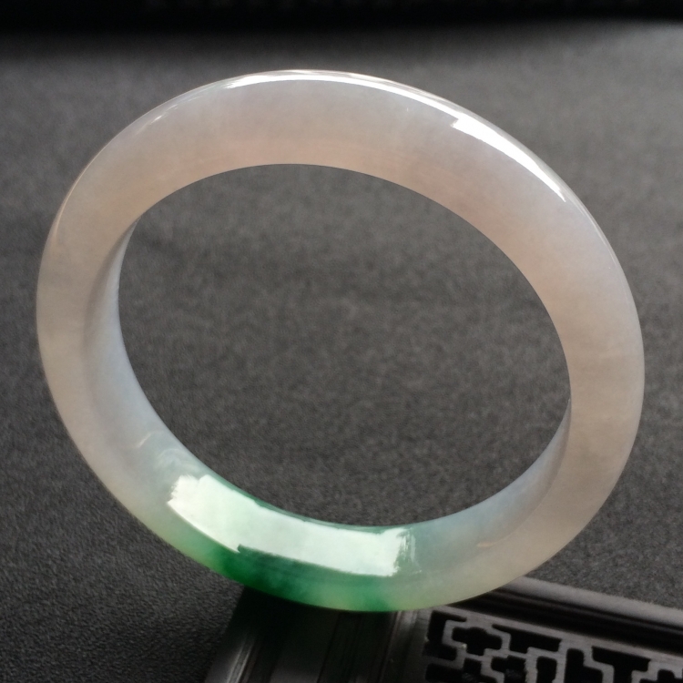 （超值推荐）冰种飘绿花手镯（55.1mm）