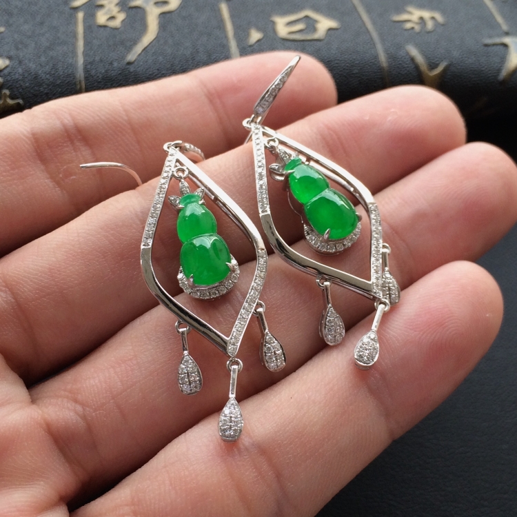 (超值推荐)冰种翠色镶白金钻石葫芦耳坠一对
