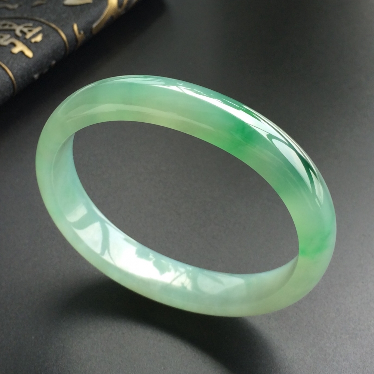 (超值推荐)糯冰种飘翠贵妃镯(58.5mm-49.7mm)