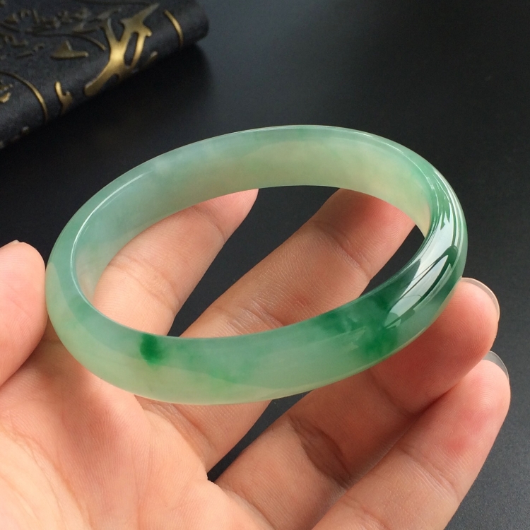 (超值推荐)糯冰种飘翠贵妃镯(58.5mm-49.7mm)