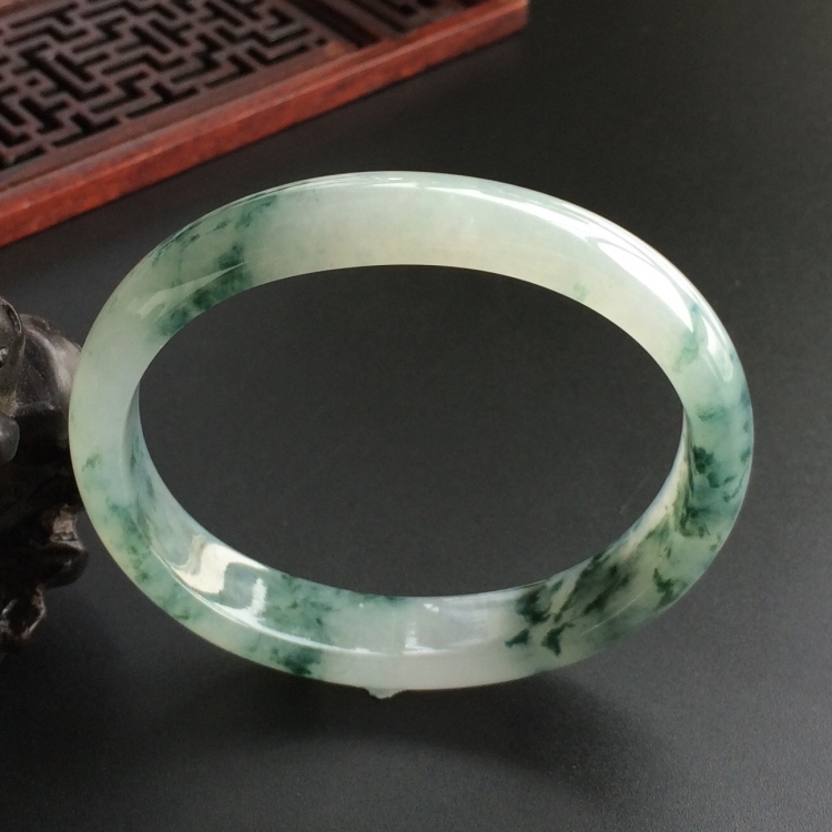 (超值推荐)糯冰种飘花贵妃镯(56.2mm-47.2mm)