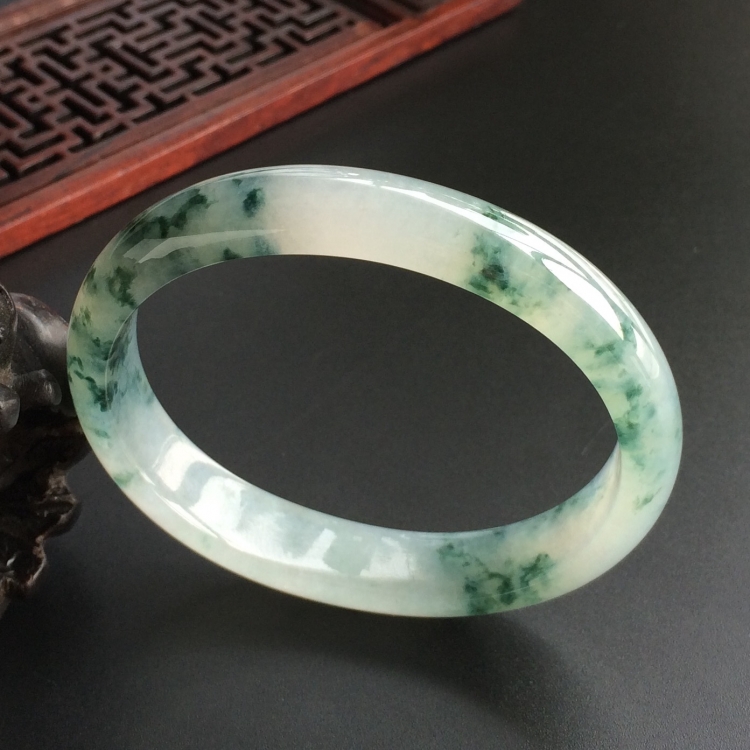(超值推荐)糯冰种飘花贵妃镯(56.2mm-47.2mm)