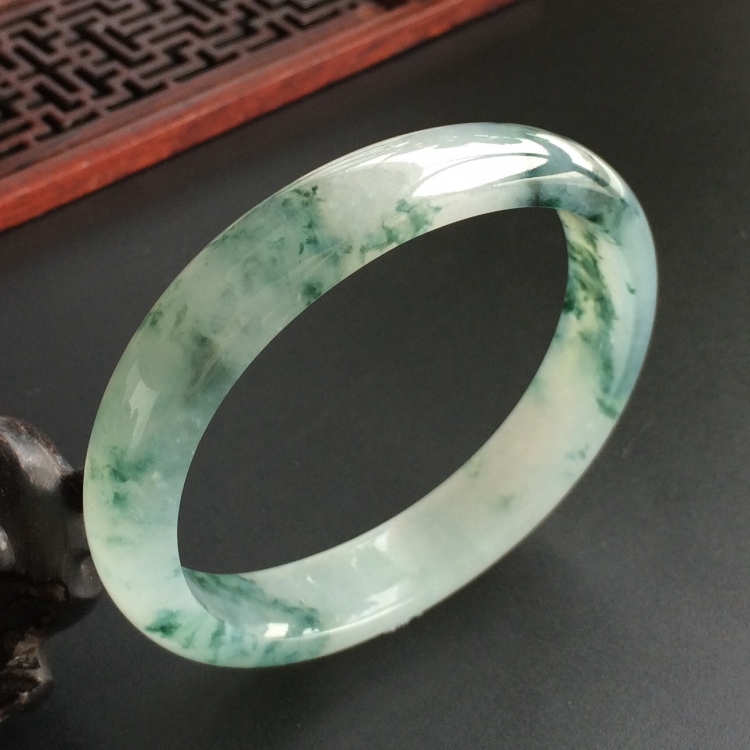 (超值推荐)糯冰种飘花贵妃镯(56.2mm-47.2mm)