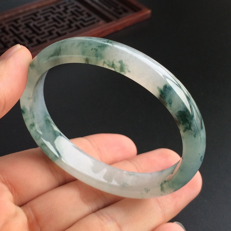 (超值推荐)糯冰种飘花贵妃镯(56.2mm-47.2mm)