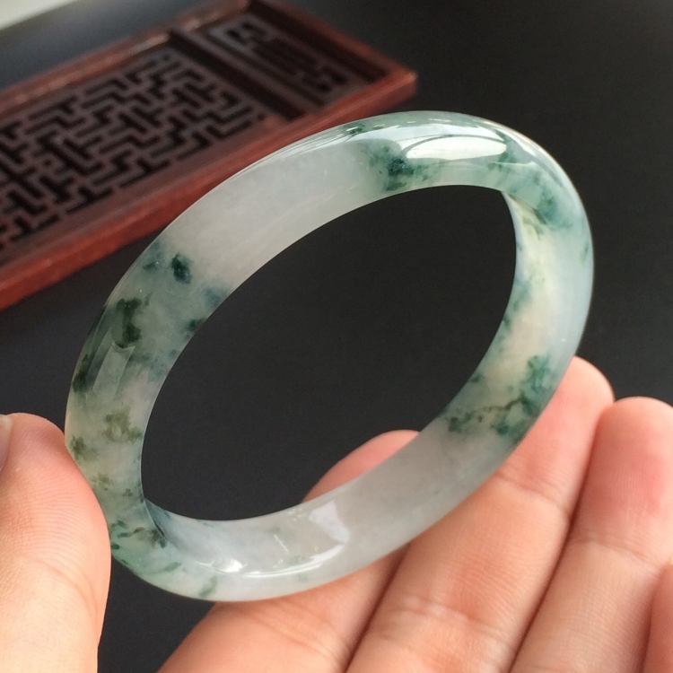 (超值推荐)糯冰种飘花贵妃镯(56.2mm-47.2mm)