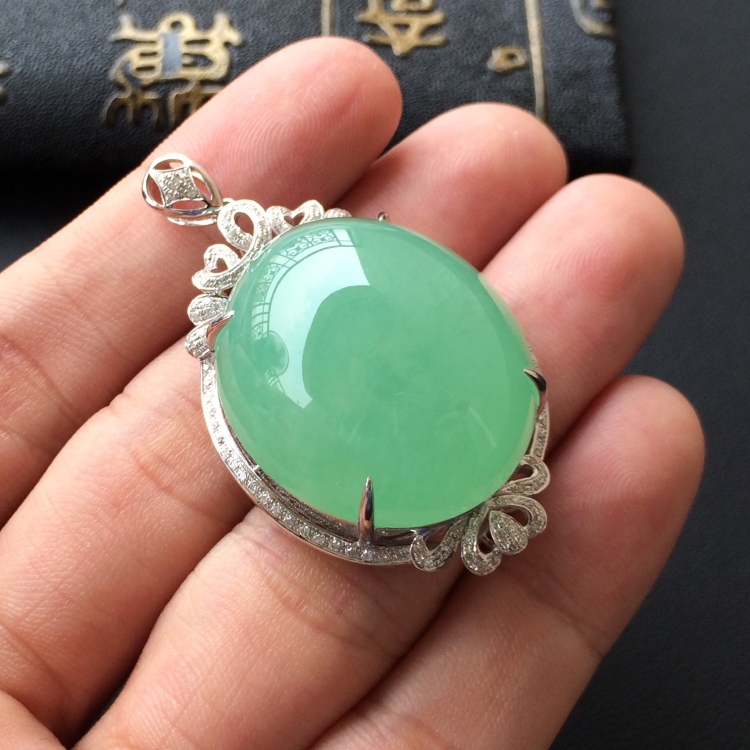 (超值推荐)糯冰种豆色镶白金钻石胸坠