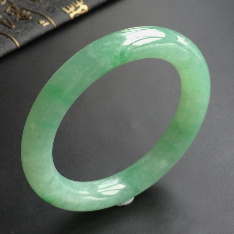 (超值推荐)糯冰种晴水略飘翠圆条手镯(55.3mm)