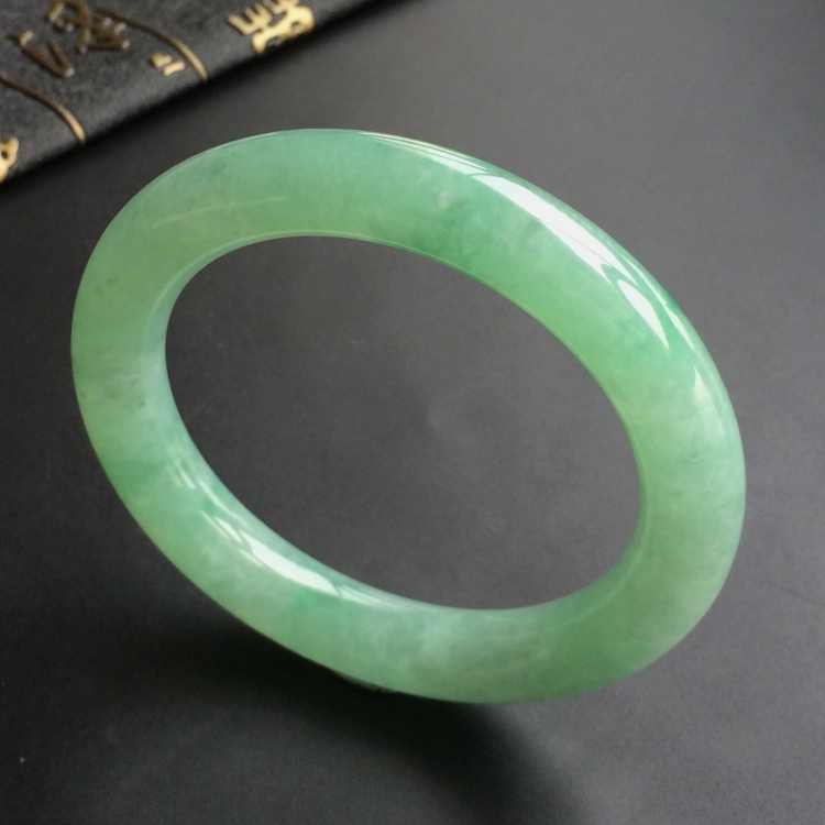 (超值推荐)糯冰种晴水略飘翠圆条手镯(55.3mm)