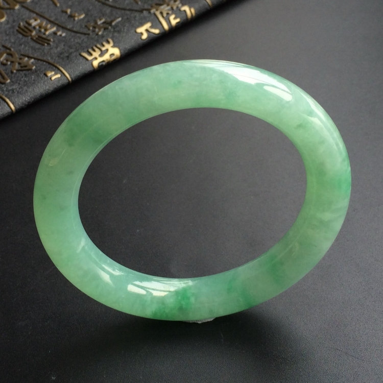 (超值推荐)糯冰种晴水略飘翠圆条手镯(55.3mm)