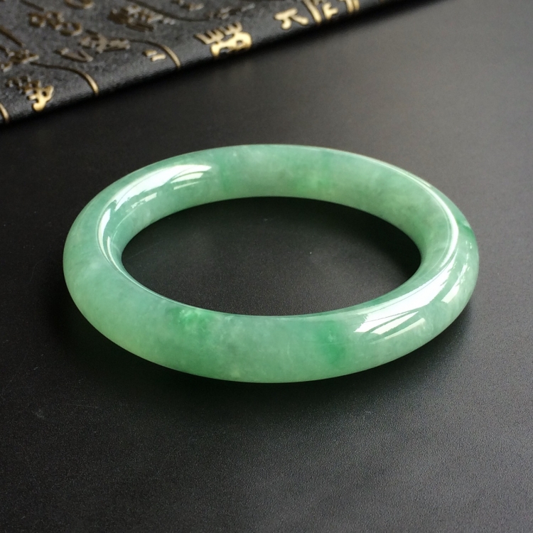 (超值推荐)糯冰种晴水略飘翠圆条手镯(55.3mm)