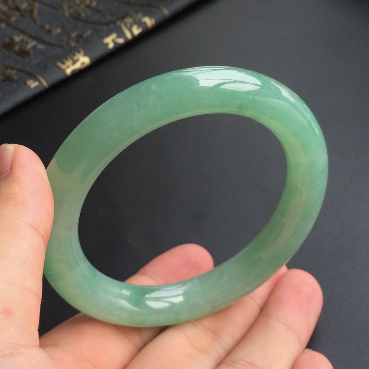 (超值推荐)糯冰种晴水略飘翠圆条手镯(55.3mm)