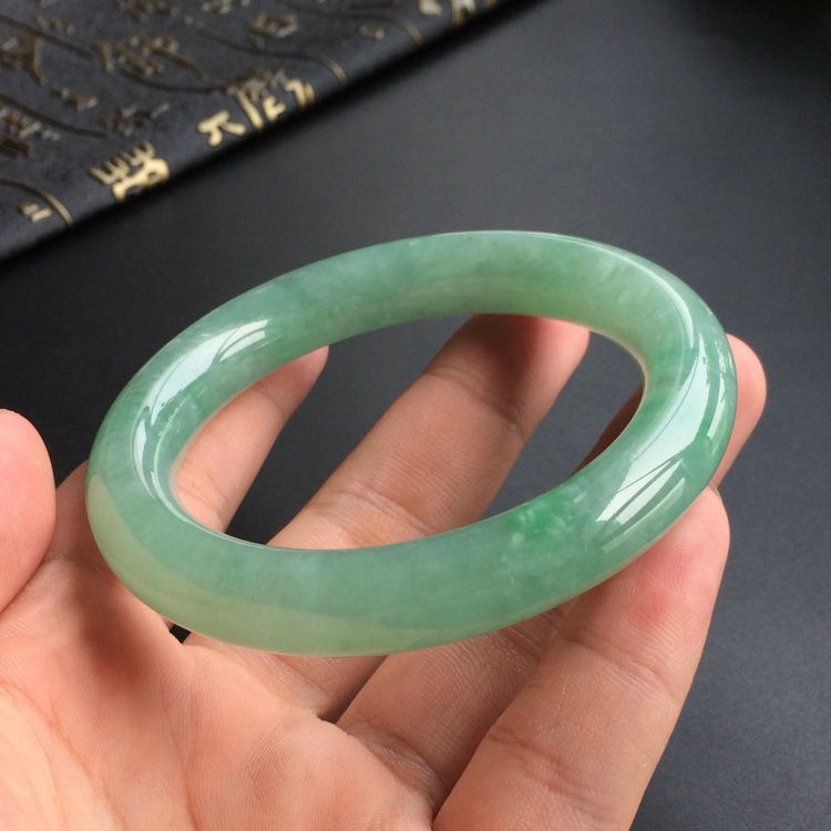 (超值推荐)糯冰种晴水略飘翠圆条手镯(55.3mm)